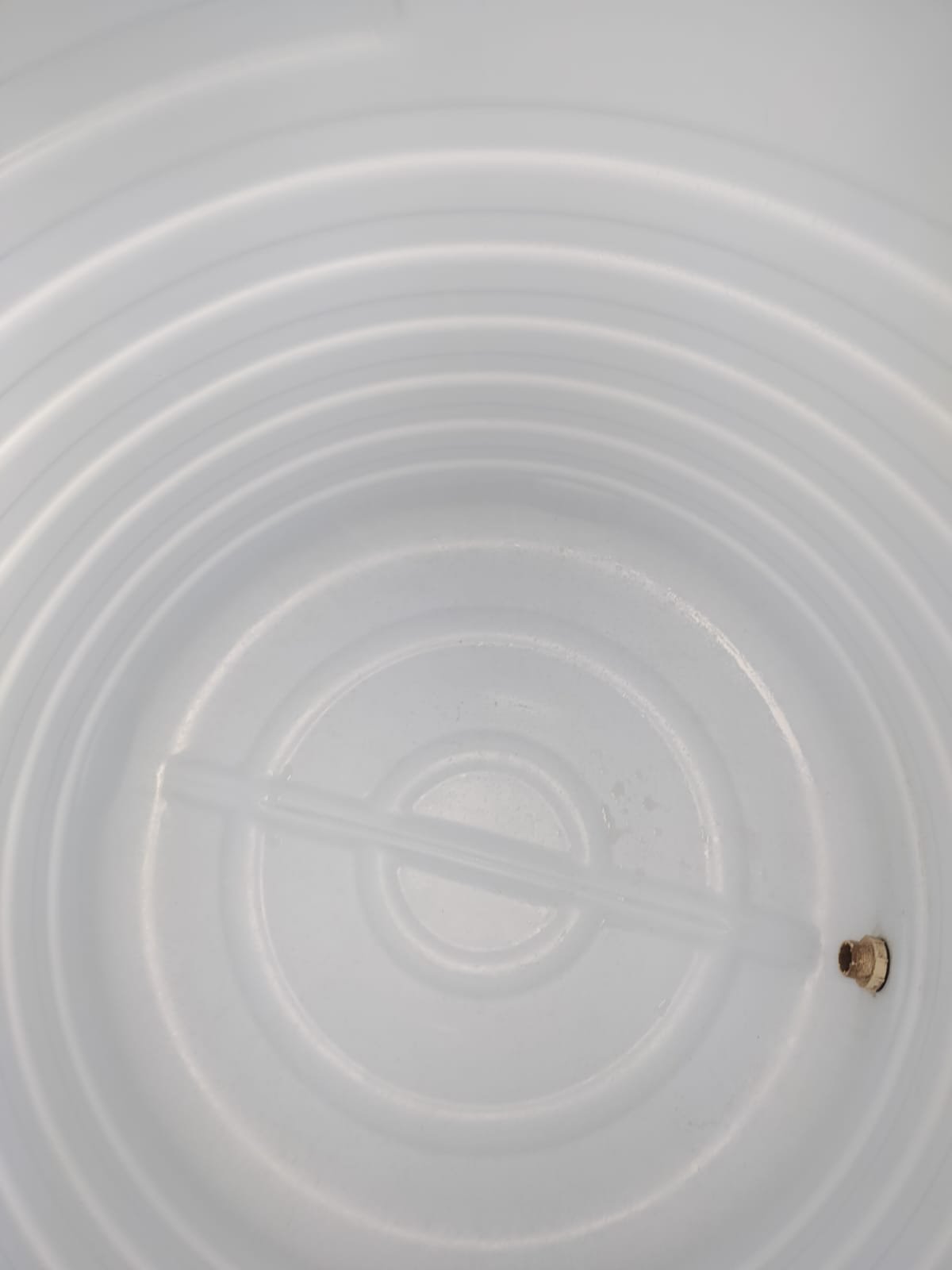 Clean internal surface of a white water storage tank